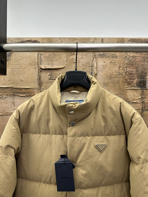 プラダ 新しいポケットダウンジャケット