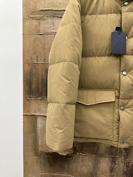 プラダ 新しいポケットダウンジャケット