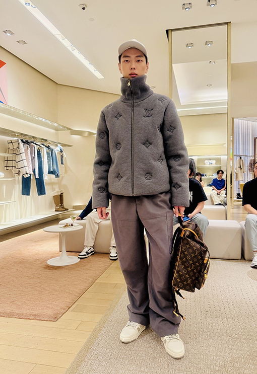 ルイヴィトンコピー スタンドカラーの刺繍入りコットンコート