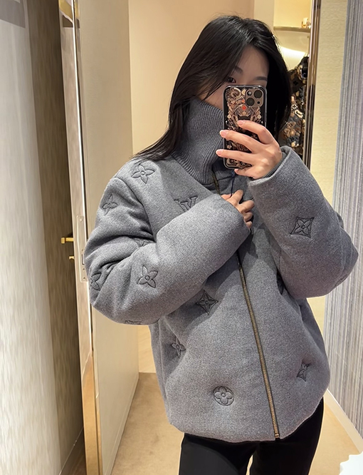 ルイヴィトンコピー スタンドカラーの刺繍入りコットンコート