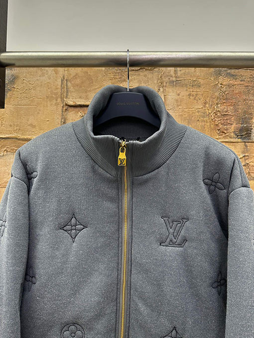 ルイヴィトンコピー スタンドカラーの刺繍入りコットンコート