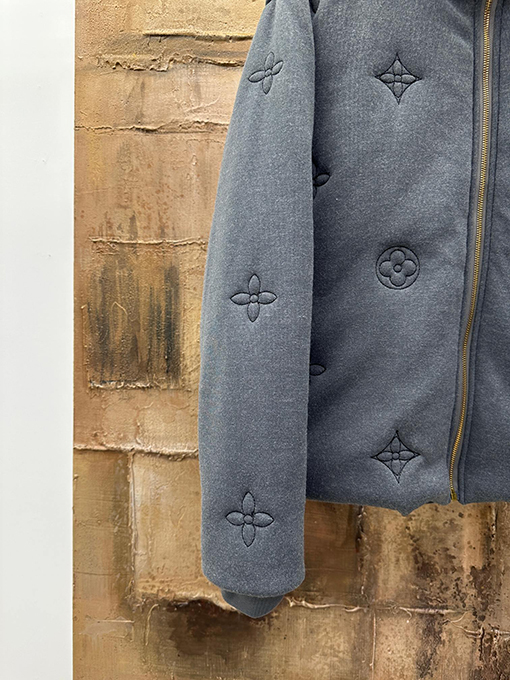 ルイヴィトンコピー スタンドカラーの刺繍入りコットンコート