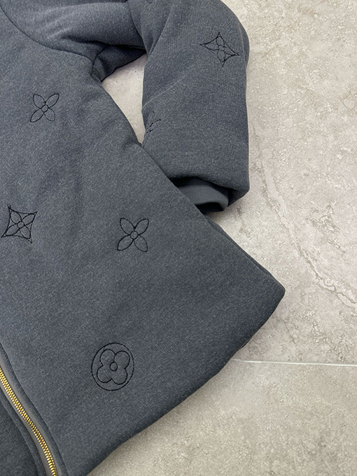 ルイヴィトンコピー スタンドカラーの刺繍入りコットンコート