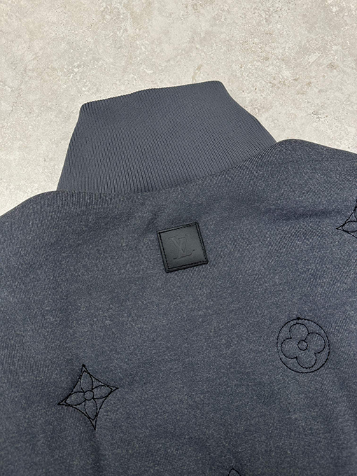 ルイヴィトンコピー スタンドカラーの刺繍入りコットンコート