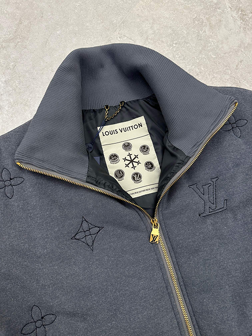 ルイヴィトンコピー スタンドカラーの刺繍入りコットンコート