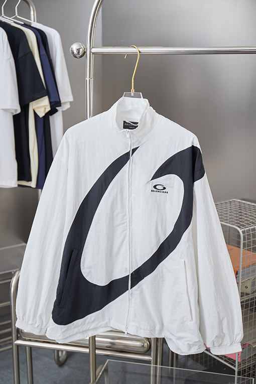 バレンシアガスーパーコピー 大きな半円の白黒刺繍防水ウィンドブレーカージャケット