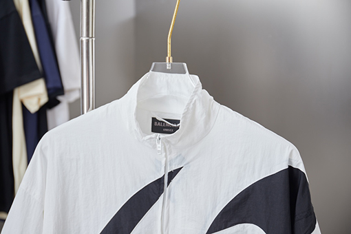 バレンシアガスーパーコピー 大きな半円の白黒刺繍防水ウィンドブレーカージャケット