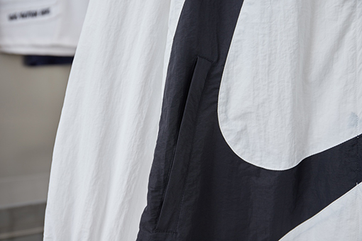 バレンシアガスーパーコピー 大きな半円の白黒刺繍防水ウィンドブレーカージャケット