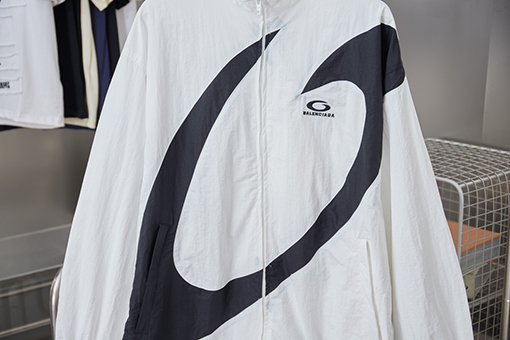 バレンシアガスーパーコピー 大きな半円の白黒刺繍防水ウィンドブレーカージャケット