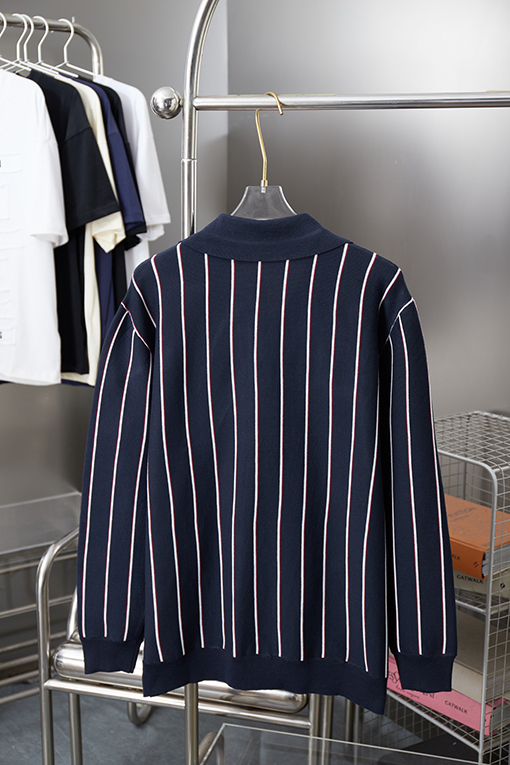 プラダ 新作の刺繍入り襟付きニットカーディガン