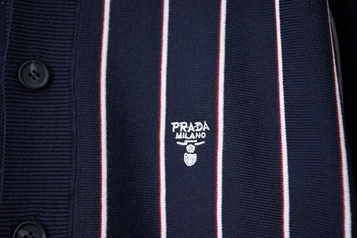 プラダ 新作の刺繍入り襟付きニットカーディガン