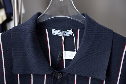 プラダ 新作の刺繍入り襟付きニットカーディガン