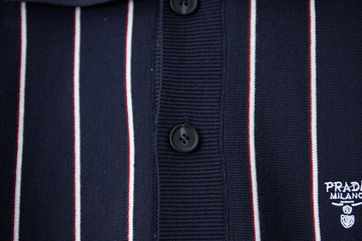 プラダ 新作の刺繍入り襟付きニットカーディガン