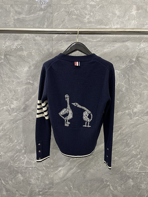 トムブラウン 新作のヘビーデューティー刺繍りワイルドグースウールカーディガン