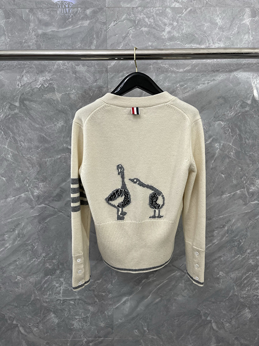 トムブラウン 新作のヘビーデューティー刺繍りワイルドグースウールカーディガン