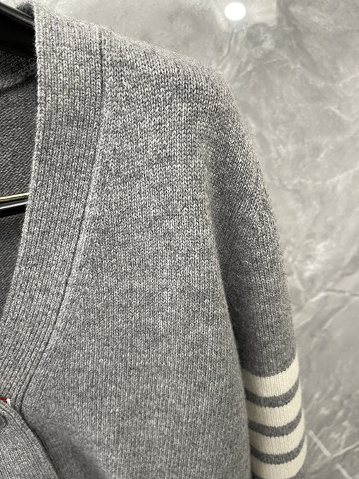 トムブラウン 新作のヘビーデューティー刺繍りワイルドグースウールカーディガン