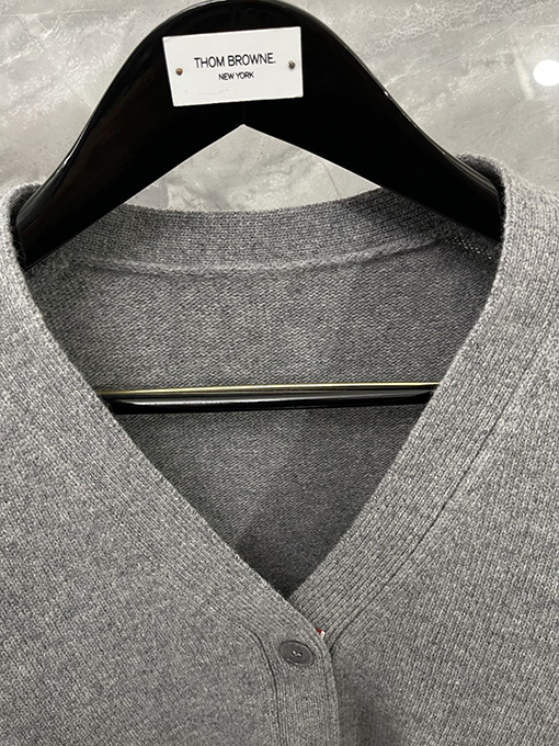 トムブラウン 新作のヘビーデューティー刺繍りワイルドグースウールカーディガン