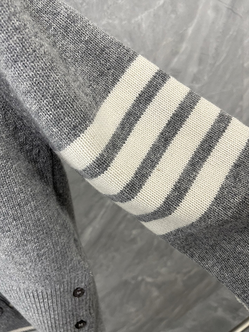 トムブラウン 新作のヘビーデューティー刺繍りワイルドグースウールカーディガン