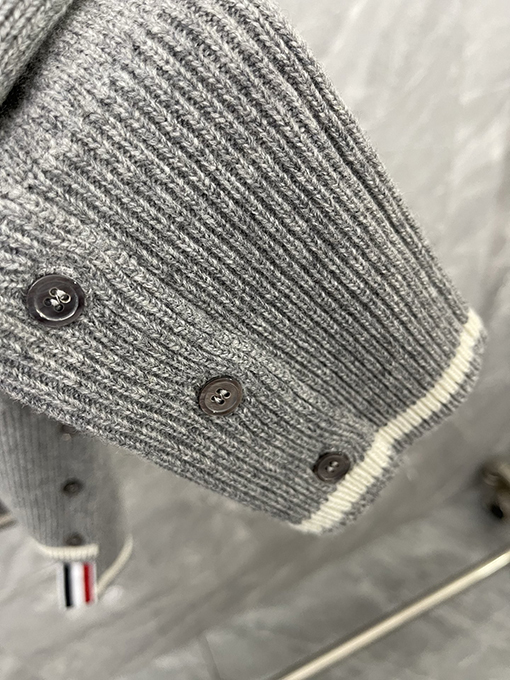 トムブラウン 新作のヘビーデューティー刺繍りワイルドグースウールカーディガン