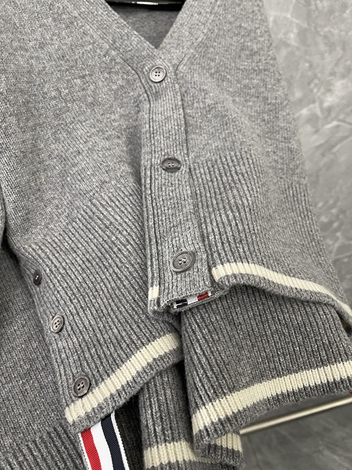 トムブラウン 新作のヘビーデューティー刺繍りワイルドグースウールカーディガン