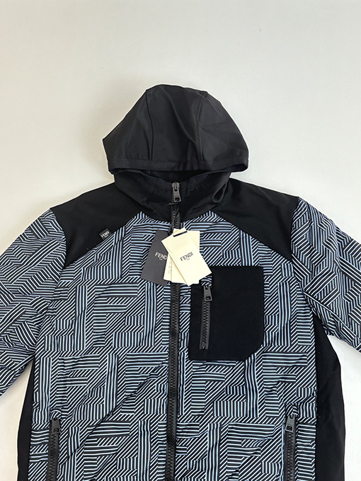 フェンディ 新しいナイロンダウンジャケット