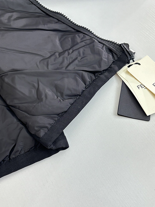 フェンディ 新しいナイロンダウンジャケット