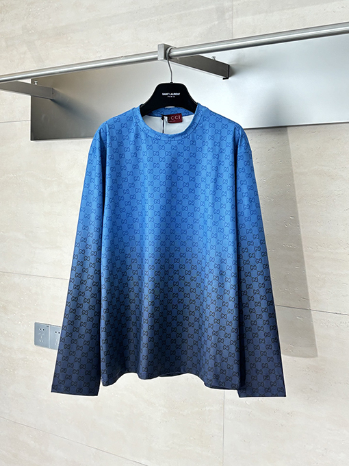 グッチ 新作のグラデーションカラーのラウンドネック長袖シャツ