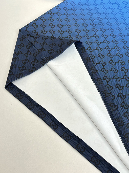 グッチ 新作のグラデーションカラーのラウンドネック長袖シャツ