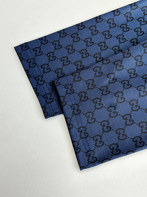 グッチ 新作のグラデーションカラーのラウンドネック長袖シャツ