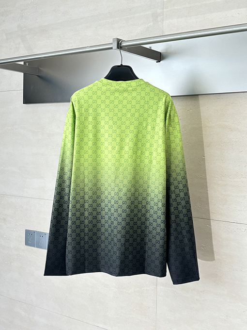 グッチ 新作のグラデーションカラーのラウンドネック長袖シャツ