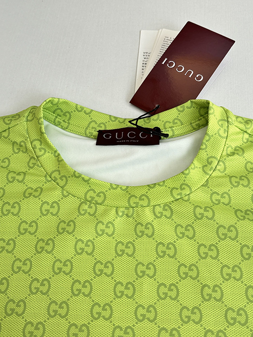 グッチ 新作のグラデーションカラーのラウンドネック長袖シャツ