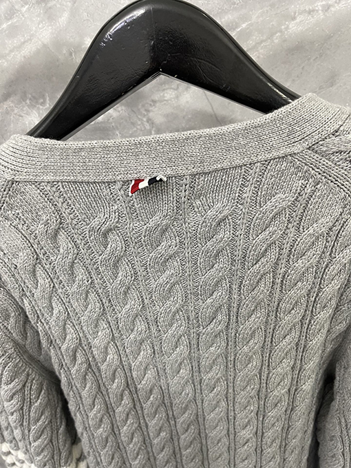 トムブラウン プレッピースタイルのチャンキーニットカーディガンセーター