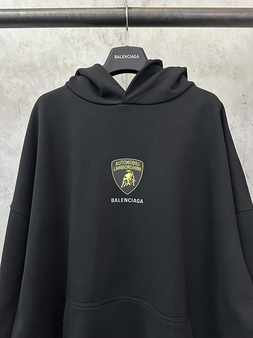 バレンシアガ コラボレーションシリーズのプリントパーカー