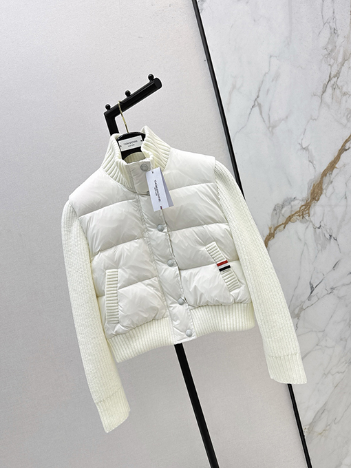 トムブラウンスーパーコピー スタンドカラーのウールトリムショートダウンジャケット