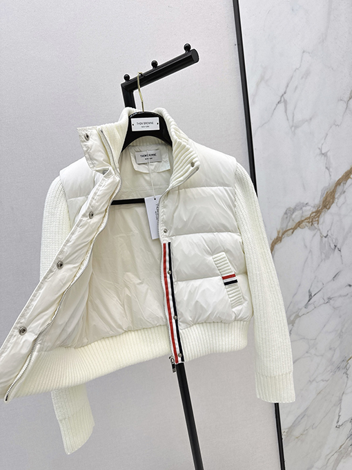 トムブラウンスーパーコピー スタンドカラーのウールトリムショートダウンジャケット