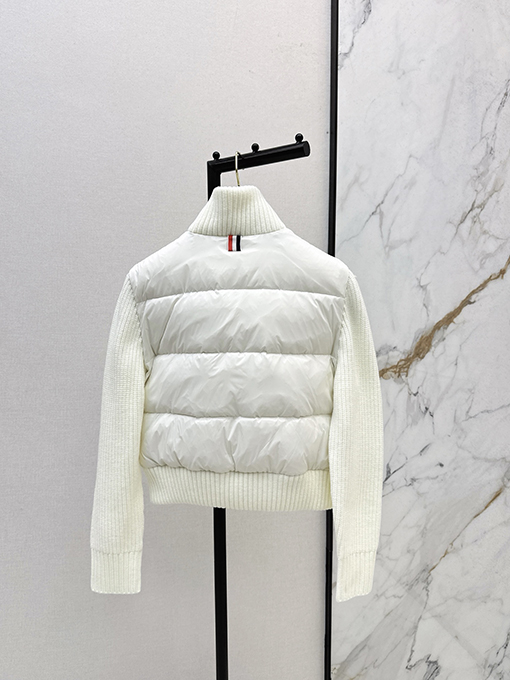 トムブラウンスーパーコピー スタンドカラーのウールトリムショートダウンジャケット