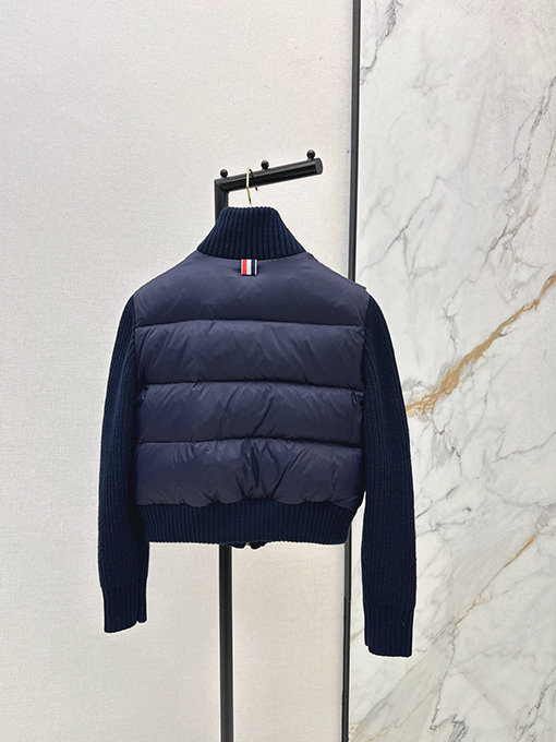 トムブラウンスーパーコピー スタンドカラーのウールトリムショートダウンジャケット