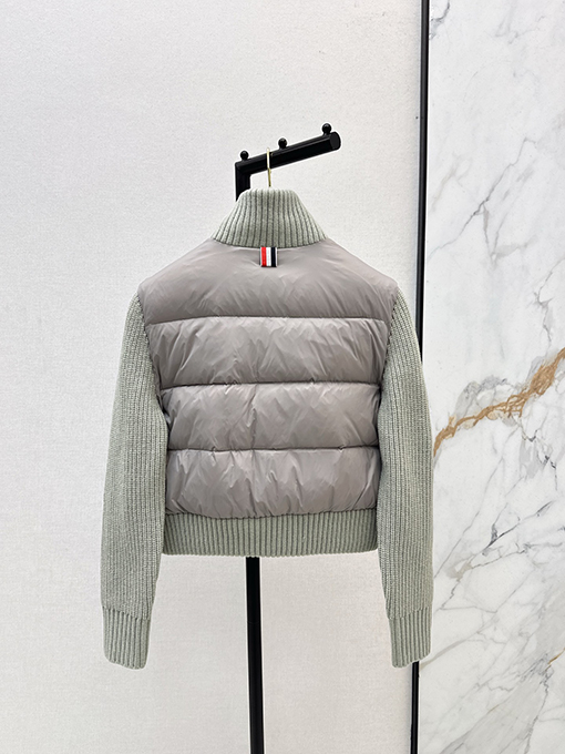 トムブラウンスーパーコピー スタンドカラーのウールトリムショートダウンジャケット