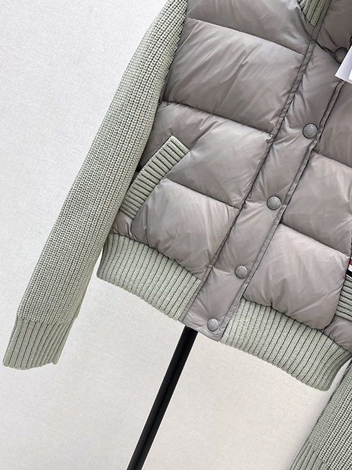 トムブラウンスーパーコピー スタンドカラーのウールトリムショートダウンジャケット