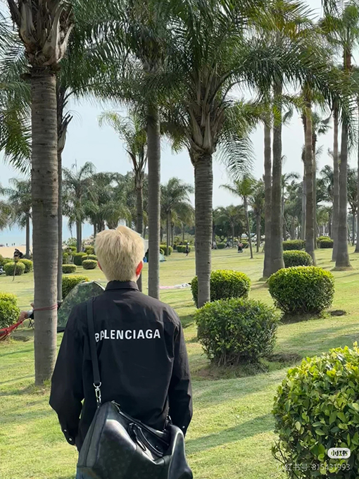 バレンシアガ Balenciaga スタンドカラーのロゴ刺繍り速乾ジャケット