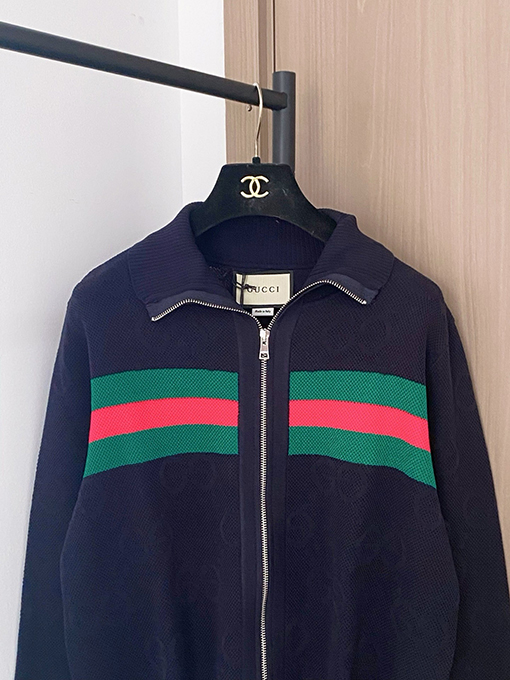 グッチ 新しいロゴ入りツートンカーディガン