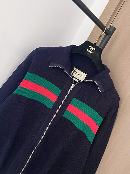 グッチ 新しいロゴ入りツートンカーディガン