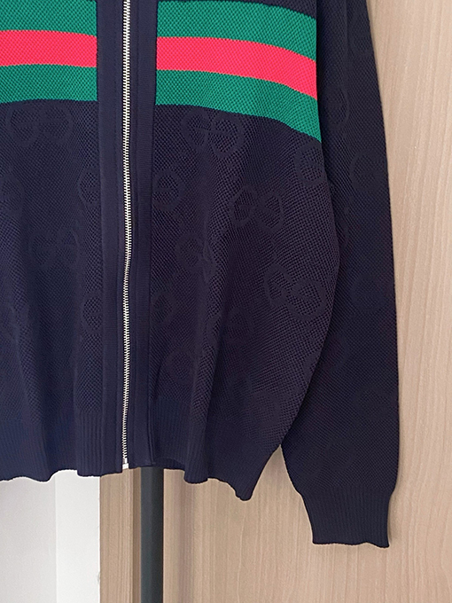 グッチ 新しいロゴ入りツートンカーディガン