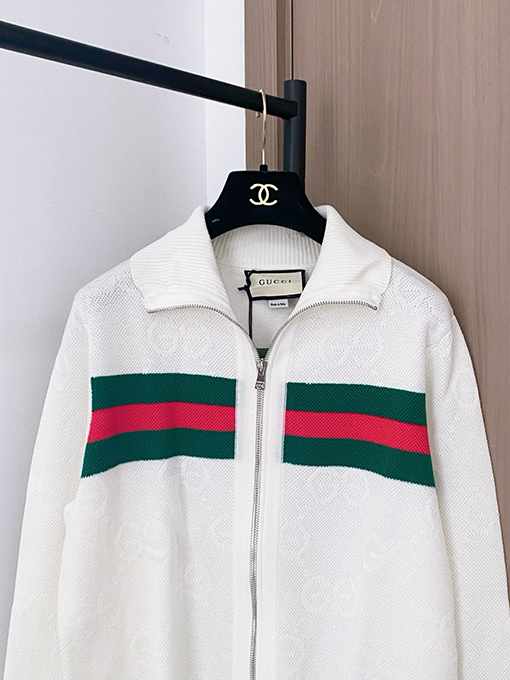 グッチ 新しいロゴ入りツートンカーディガン