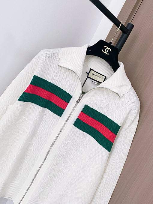 グッチ 新しいロゴ入りツートンカーディガン