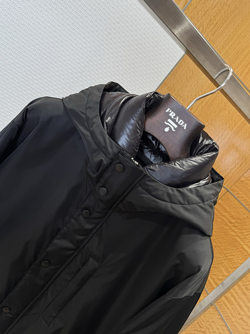 プラダ 袖パッチポケット付きボタンダウンフード付きダウンジャケット