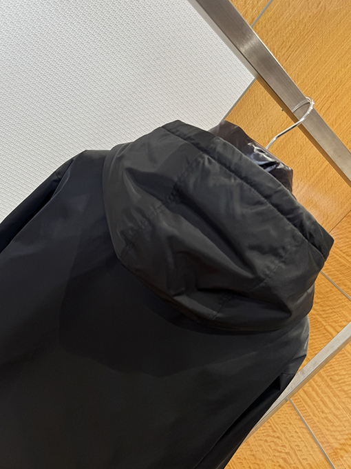 プラダ 袖パッチポケット付きボタンダウンフード付きダウンジャケット