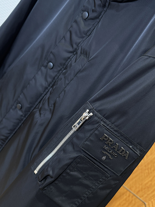 プラダ 袖パッチポケット付きボタンダウンフード付きダウンジャケット