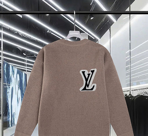 ルイヴィトンコピー フロントとバックに大きなロゴが入ったジャカードセーター