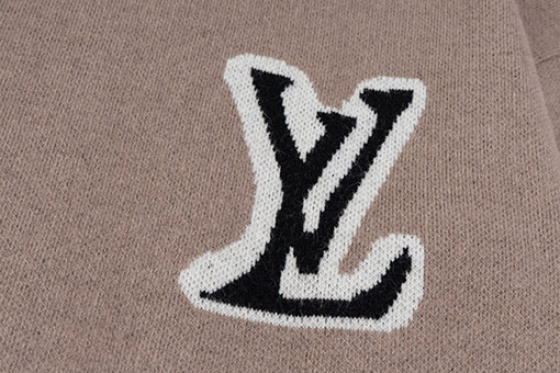 ルイヴィトンコピー フロントとバックに大きなロゴが入ったジャカードセーター